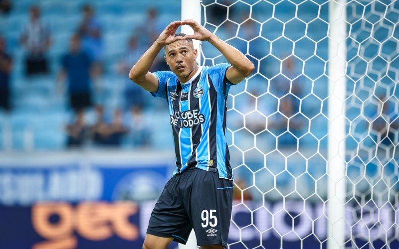 RS - FUTEBOL/CAMPEONATO BRASILEIRO 2026/GREMIO x BOTAFOGO - ESPORTES - Lance da partida entre Gremio e Botafogo disputada na noite desta quarta-feira, na Arena do Gremio, em partida valida pela Campeonato Brasileiro 2026. FOTO: LUCAS UEBEL/GREMIO FBPA | abc+