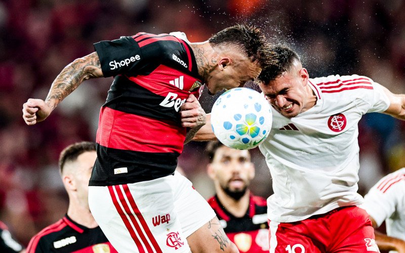 Cebolinha disputa a bola com o atacante Borré | abc+