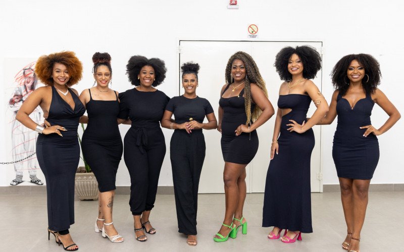 Sete das nove candidatas à corte do carnaval participaram do primeiro encontro de preparação