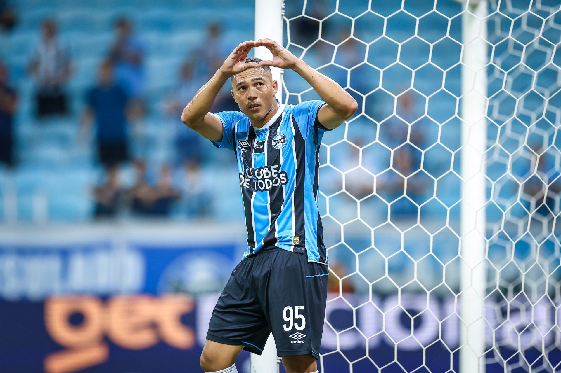 Noite de Carlos Vinícius: Hat-trick e goleada do Grêmio sobre o Botafogo na Arena
