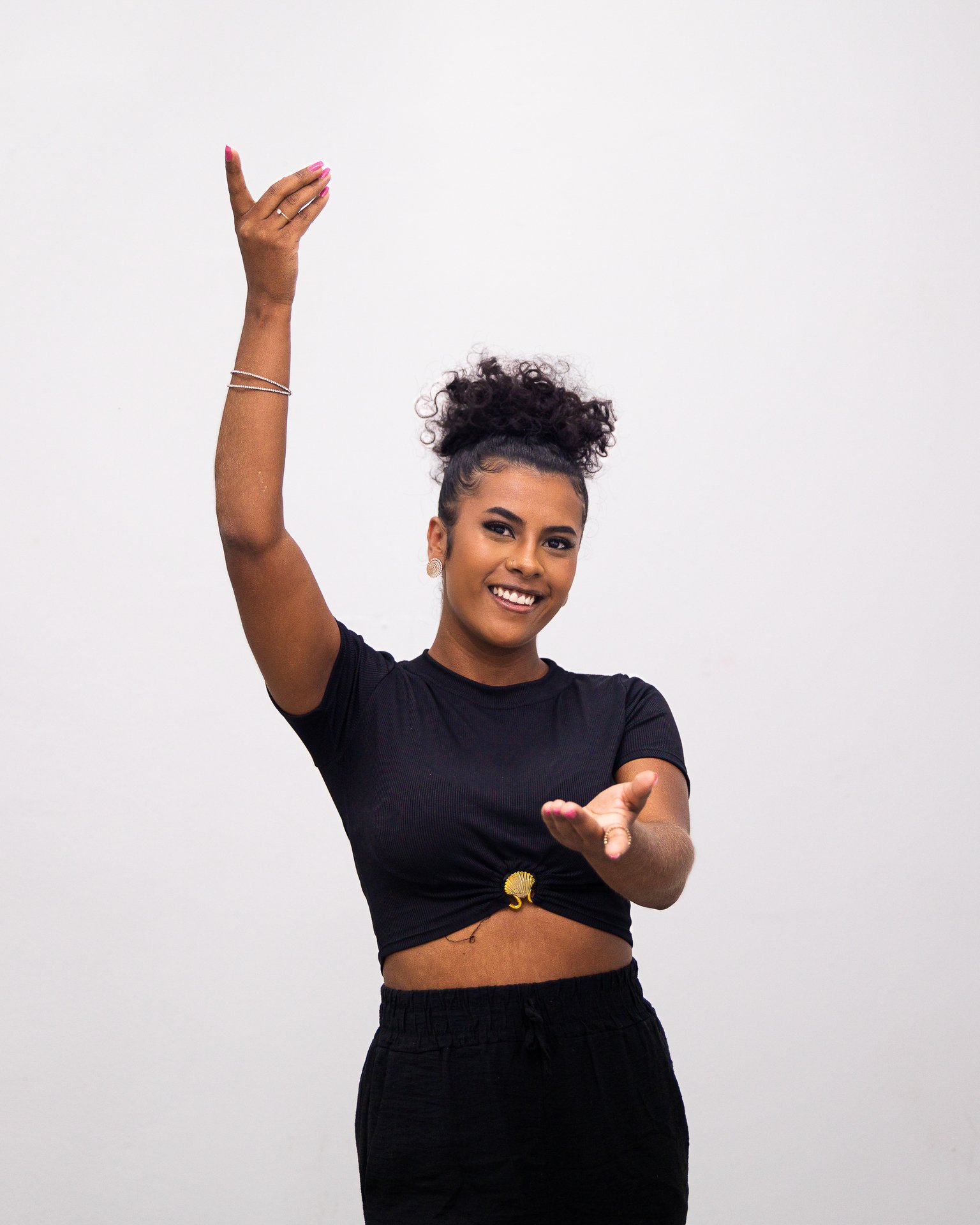 Kailani Silva Manjoli,
23 anos, empresária/trancista, 
Da Estação Primeira de São Léo
