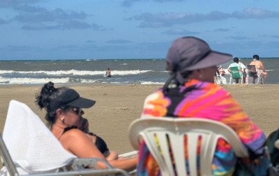 Água de coco, pé na areia e mar: as alternativas para fugir do calorão