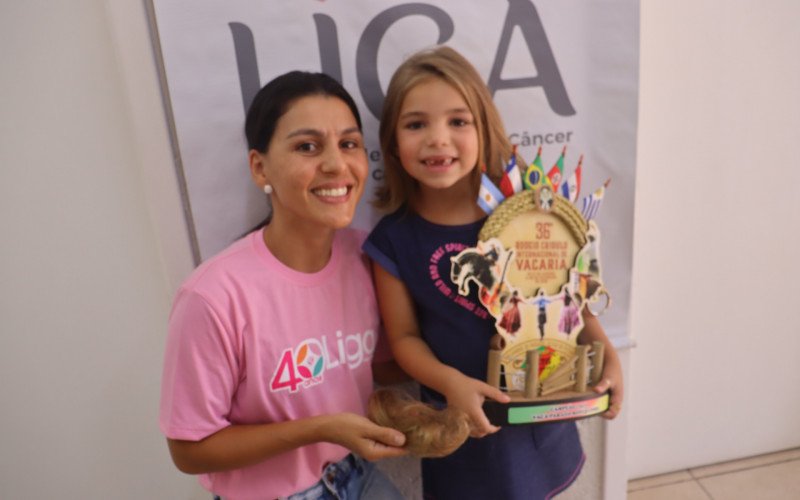 A assistente social Ana Paula Correa recebeu os fios de Ant&ocirc;nia na Liga Feminina de Combate ao C&acirc;ncer