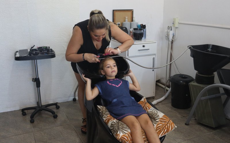 Ant&ocirc;nia fez o corte com a cabeleireira Fernanda Cristina Dias Santos