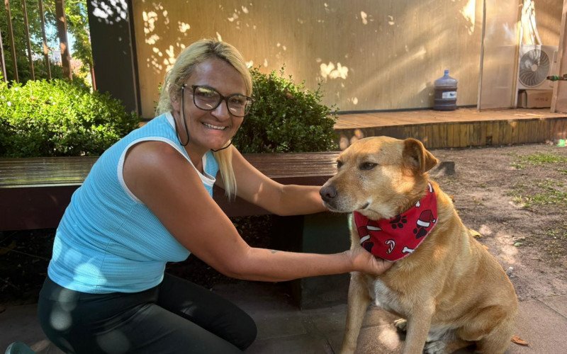 Ana Paula e o cão comunitário Caramelo, em Gramado