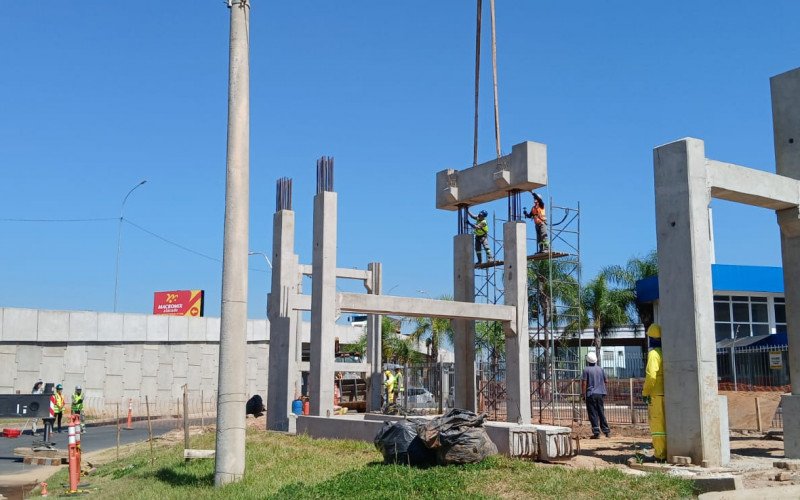 Bloqueio de trânsito no entroncamento da BR-116 com a RS-240 para instalação de passarela, no bairro Scharlau