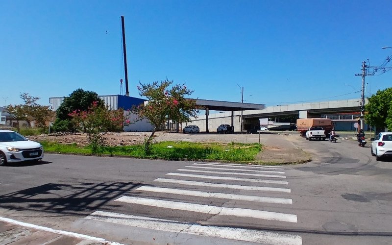 Bloqueio de trânsito no entroncamento da BR-116 com a RS-240 para instalação de passarela, no bairro Scharlau