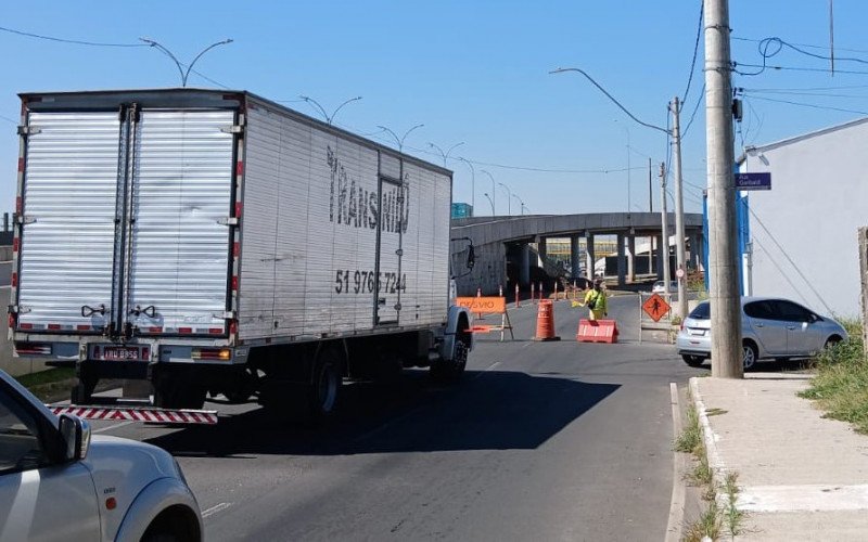Bloqueio de trânsito no entroncamento da BR-116 com a RS-240 para instalação de passarela, no bairro Scharlau