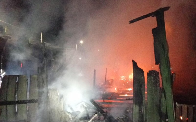 Chamas destruíram a residência na madrugada desta quinta-feira (5) | abc+