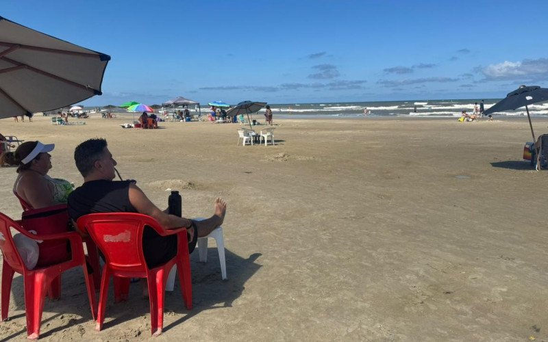 Banhistas encontram nas areias da praia refúgio do calorão