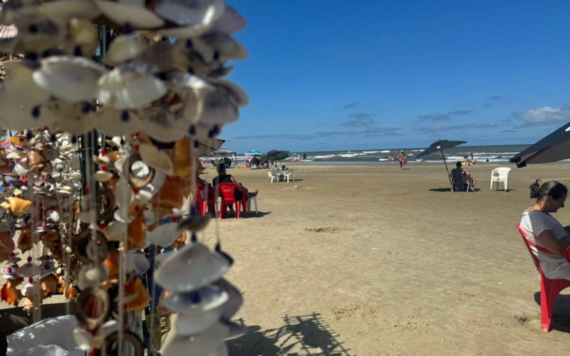 Banhistas encontram nas areias da praia refúgio do calorão