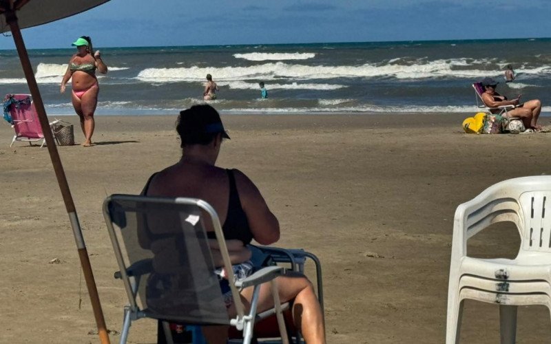 Banhistas encontram nas areias da praia refúgio do calorão