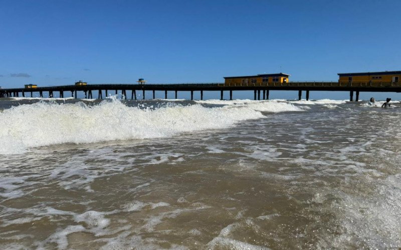 Plataforma de Tramandaí; com calor, banhistas e surfistas aproveitam para se refrescar e praticar esportes