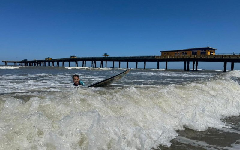 Plataforma de Tramandaí; com calor, banhistas e surfistas aproveitam para se refrescar e praticar esportes