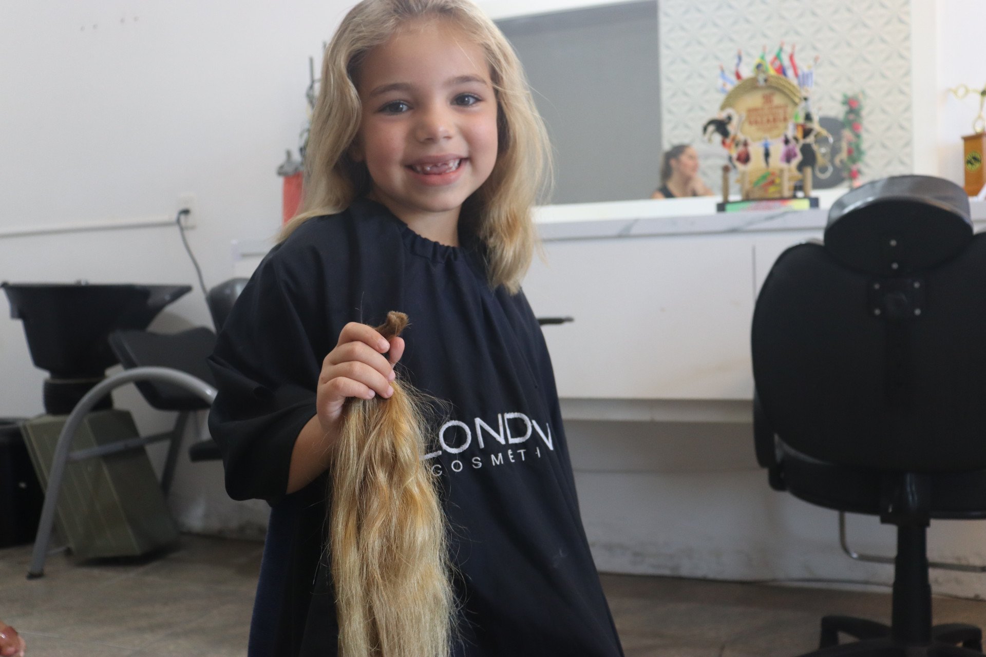 VÍDEO: Menina de 5 anos cumpre promessa e doa cabelo à Liga