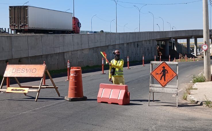 No início de fevereiro, houve bloqueio de trânsito no entroncamento da BR-116 com a RS-240 para instalação de passarela, no bairro Scharlau