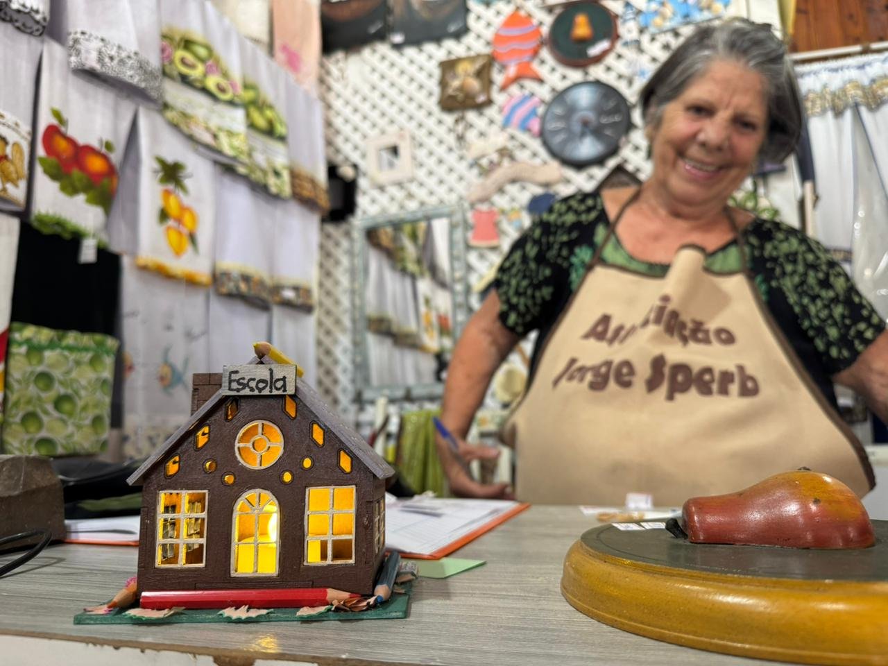 Das areias do mar para as m&atilde;os de artes&atilde;s de Tramanda&iacute; que transformam a natureza em arte e moda