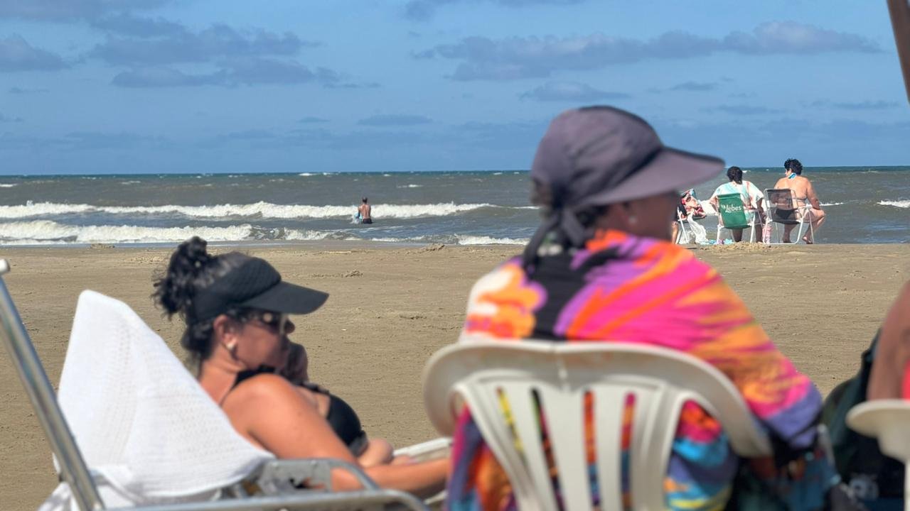 Água de coco, pé na areia e mar: as alternativas para fugir do calorão