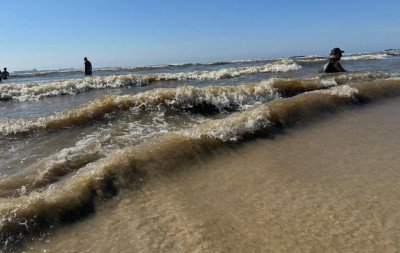 Mesmo com mar "chocolatão", veranistas aproveitam o verão no litoral