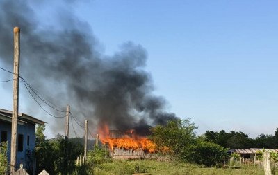 Incêndio destrói galpão em Nova Santa Rita; veja vídeo