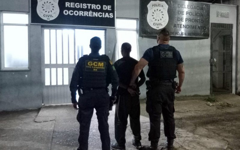 Autor do roubo a veículo, jovem de 19 anos foi preso pela GCM, após perseguição que começou em São Leopoldo e terminou em Novo Hamburgo 