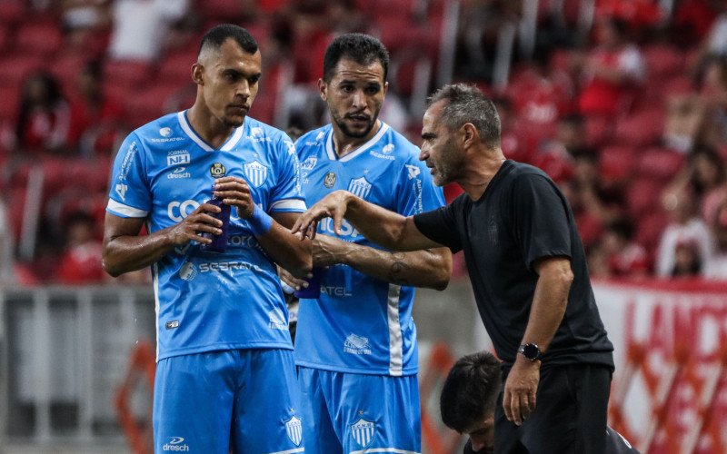 Romércio e João Marcus ouvem o técnico Zimmermann | abc+