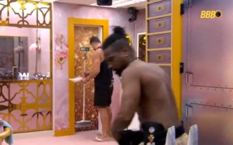 Após dias ouvindo que não fazia nada na casa, Jonas limpou o banheiro e Leandro soltou piadinhas | abc+