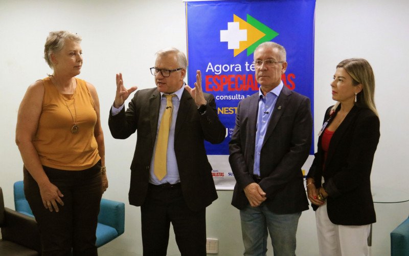 Início do programa Agora Tem Especialistas é anunciado pela secretária de Saúde, Ana Boll (à direita); presidente do GHC, Gilberto Barrichello; prefeito de Canoas, Airton Souza; e superintende do HU/ASM, Tatiani Pacheco (à esquerda) | abc+