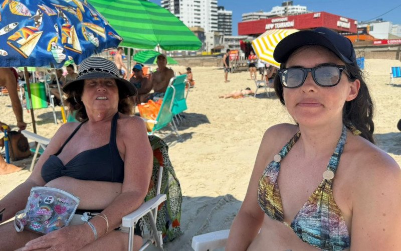 Solange e Daniela Bassani, moradores de Porto Alegre, aproveitam a praia | abc+