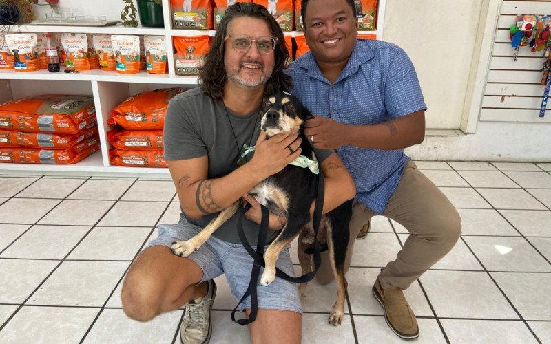 Cão Negão foi adotado por família de Campo Bom, Mogar e Wallace | abc+