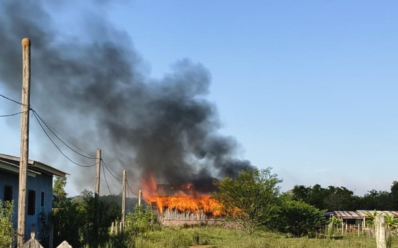 Incêndio atingiu galpão no bairro Caju | abc+