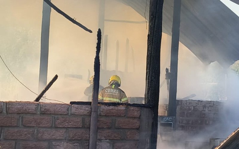 Incêndio atingiu galpão no bairro Caju | abc+