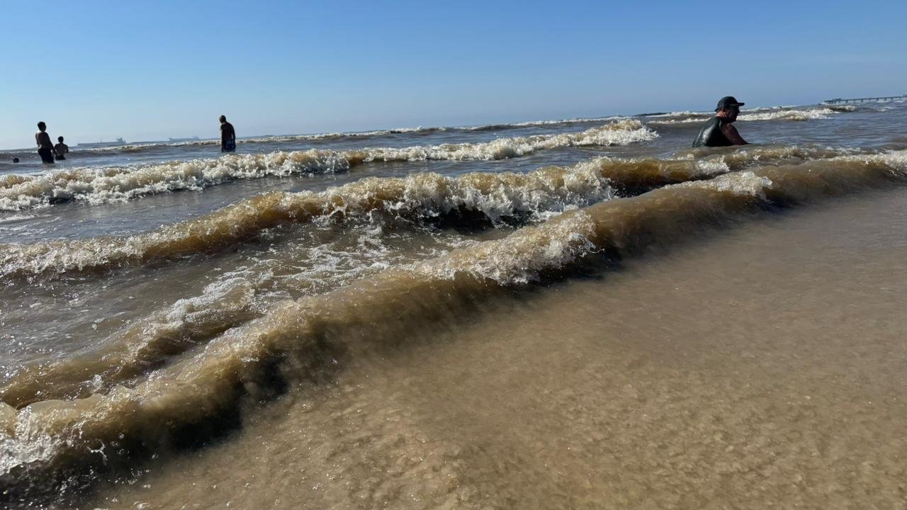 Mesmo com mar “chocolatão”, veranistas aproveitam o verão no litoral