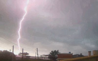 VÍDEO: Raio atinge o mar em Tramandaí antes da chuva; entenda perigos e saiba como se proteger
