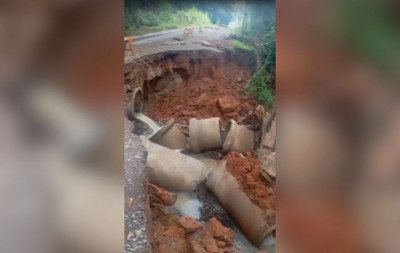 "Estamos largados aqui", reclama morador do bairro Lomba Grande após cratera provocar bloqueio em estrada