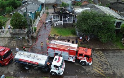 VÍDEO: Casa fica completamente destruída por incêndio em Três Coroas