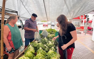 Comunidade aproveita Feira do Produtor de Novo Hamburgo mesmo com chuva