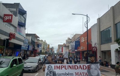 "Queremos que revejam toda essa situação": Familia de mulher atropelada às margens da BR-116 protesta em São Leopoldo
