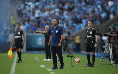 "Jogamos de igual para igual", diz Rogério Zimmermann após derrota para o Grêmio