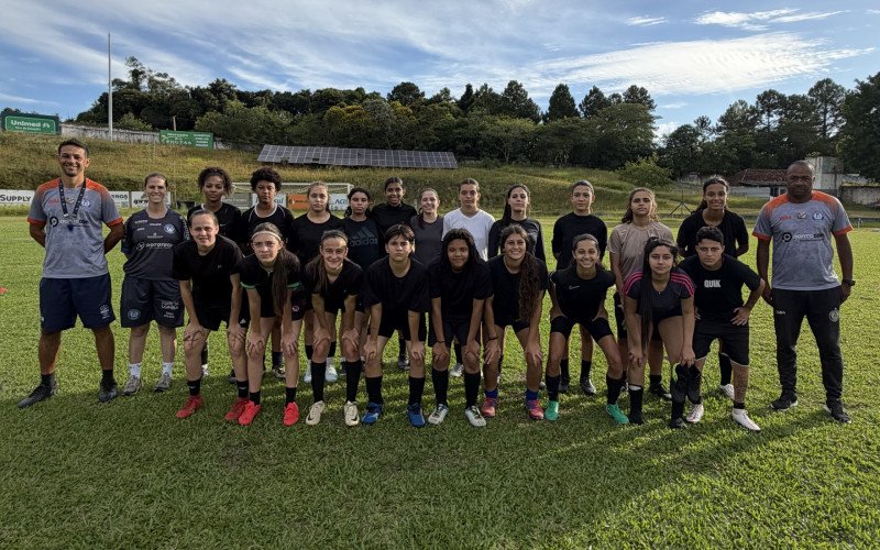 As gurias com os técnicos Carol (sub-15) e Choco (sub-17) na peneira realizada no fim de semana | abc+