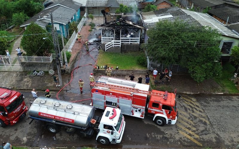 Casa fica completamente destruída por incêndio em Três Coroas