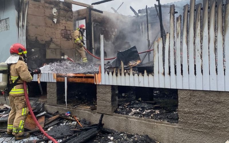 Casa fica completamente destruída por incêndio em Três Coroas