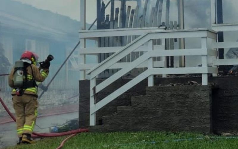 Casa fica completamente destruída por incêndio em Três Coroas