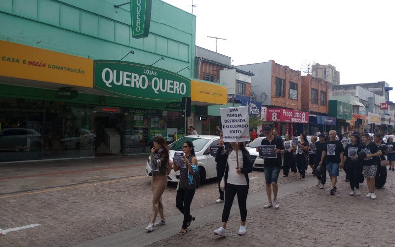 Passeata pede por justiça por Marilaine Cardoso