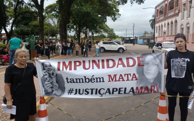 Mãe e irmã de Marilaine pedem por justiça na passeata 