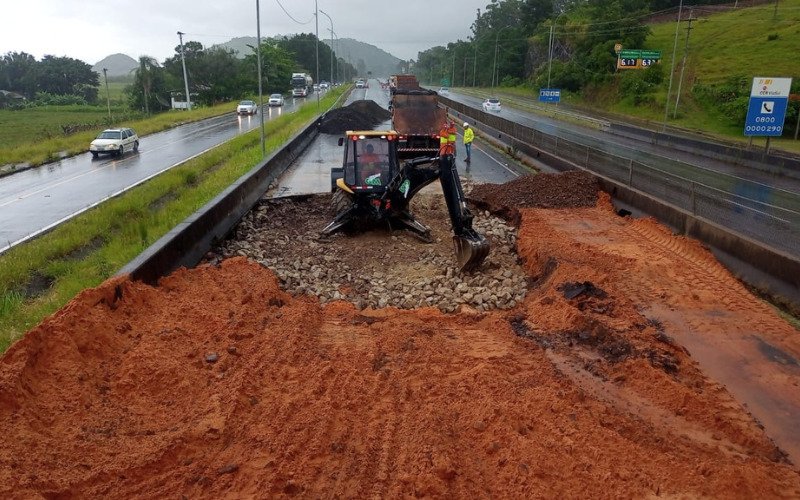Atividade de reparo emergencial acontece no quilômetro 12 da BR-101, em Torres, sentido norte | abc+