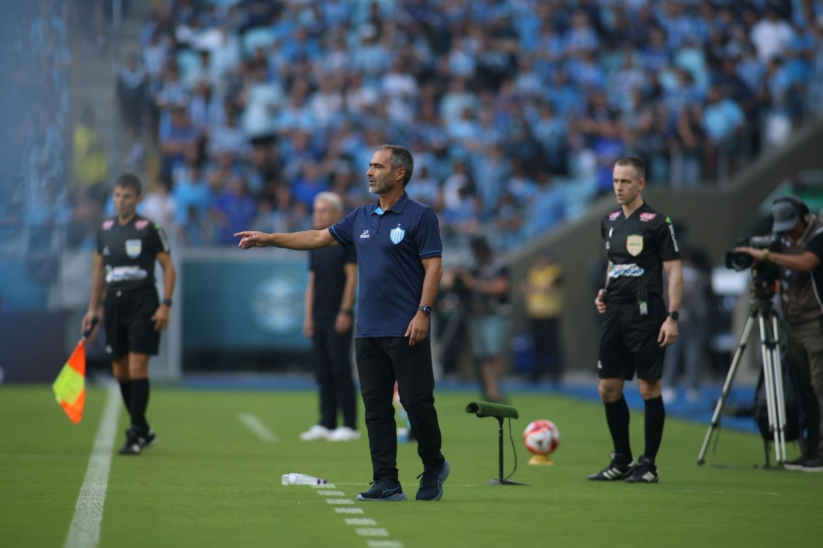 “Jogamos de igual para igual”, diz Rogério Zimmermann após derrota para o Grêmio