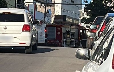Carro pega fogo no Centro de Novo Hamburgo