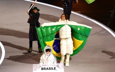 Antes do primeiro atleta a competir, gaúcho faz história na abertura das Olimpíadas de Inverno