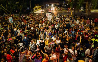 Desfile do Bloco Não Cutuca arrasta mais de 4 mil pessoas pelas ruas do Centro leopoldense